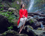 Hương Ly Next Top Model đẹp mơ màng giữa khung cảnh núi rừng