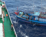 Vùng 4 Hải quân lai kéo tàu cá Khánh Hòa bị nạn vào bờ an toàn