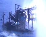 Cháy tàu thu mua hải sản, 6 ngư dân nhảy xuống biển thoát thân