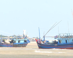 Phú Yên: Tàu cá mắc cạn, 1 ngư dân mất tích