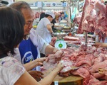 TP.HCM dán tem truy xuất nguồn gốc thịt lợn ở các chợ truyền thống