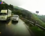 Clip: Vượt ẩu trên đường đèo trời mưa, ô tô suýt gây tai nạn