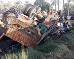 Xe tải đâm xe bus tại Pakistan, ít nhất 20 người chết