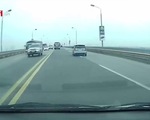 Xe khách chạy đua vượt ẩu trên cầu