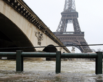 Cảnh báo ngập lụt đoạn cầu qua sông Seine, Pháp