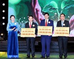 Chủ tịch Quốc hội Nguyễn Thị Kim Ngân dự chương trình Vòng tay nhân ái