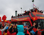 TRỰC TIẾP Lễ đón ĐT U23 Việt Nam: Các cầu thủ của chúng ta bắt đầu di chuyển vào trung tâm thành phố trên xe bus 2 tầng!