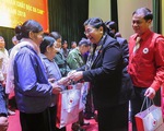 Phó Chủ tịch Quốc hội Tòng Thị Phóng tặng quà Tết cho vùng đồng bào dân tộc