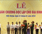 Thăm hỏi và tặng quà gia đình chính sách, người có công