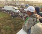Nhóm người di cư đầu tiên đến biên giới Mexico - Mỹ