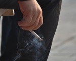 Hút thuốc lá gây hại cho người xung quanh tới mức nào?