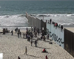 Binh sĩ Mỹ dựng hàng rào thép gai ngăn đoàn người di cư từ Mexico