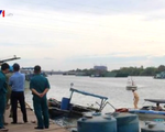 Khẩn trương bơm hút hóa chất trên thuyền chìm dưới sông Đồng Nai