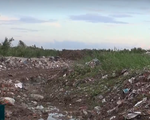 Kiểm tra bãi đất phát hiện lượng lớn chất thải công nghiệp chôn lấp trái phép