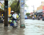 Cuộc sống của người dân TP.HCM đảo lộn do ngập sau mưa lớn