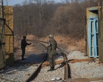 Quan chức Hàn Quốc khảo sát tuyến đường sắt liên Triều