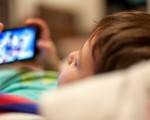 Phát hiện mới về tác hại của điện thoại thông minh và máy tính bảng đối với não của trẻ em