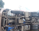 Bình Thuận: Lật xe tải chở 30 tấn hóa chất