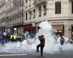 Pháp thông qua gói nhượng bộ khẩn cấp, khắc phục hậu quả biểu tình 'áo vàng'
