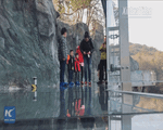 Xem cầu đáy kính trong suốt của Trung Quốc nằm dưới mỏ đá sâu 88m