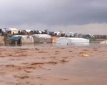Mưa lớn và lũ lụt đã tàn phá khu tị nạn Atma, Syria