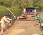 Phát hiện xà lan khai thác cát trái phép khối lượng lớn trên sông Hương