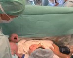 Em bé đầu tiên ra đời từ tử cung hiến tặng