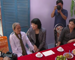 Phó Chủ tịch nước Đặng Thị Ngọc Thịnh tặng quà cho gia đình chính sách ở Trà Vinh