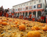 Sôi động lễ hội ném cam tại Italy