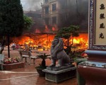 Cháy ngùn ngụt thiêu rụi 9 ki-ốt tại sân Đền Mẫu Đồng Đăng