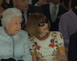 Nữ hoàng Anh bất ngờ xuất hiện trong show trình diễn thời trang tại London