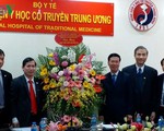 Đồng chí Võ Văn Thưởng chúc mừng thầy thuốc BV Y học cổ truyền TƯ