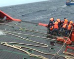 Bình Thuận: Cứu sống 12 thuyền viên gặp nạn trên vùng biển gần đảo Phú Quý