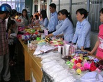Niềm vui của công nhân nghèo từ phiên chợ Xuân 10.000 đồng