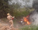 Phụ huynh đốt xe của con trai vi phạm luật giao thông, CSGT 'tá hỏa' dập lửa