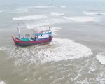 Quảng Trị: Cửa biển bồi lấp, nhiều tàu cá mắc cạn