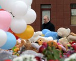 Thả bong bóng trắng tưởng niệm nạn nhân vụ hỏa hoạn tại Nga