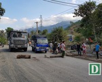 Khánh Hòa: Người dân mang gỗ, đá tảng ra đường chặn xe chở đất đá