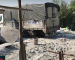 TP.HCM: Bắt quả tang xe tải đổ trộm 2 tấn rác thải công nghiệp
