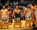 Hàng nghìn người tham dự Lễ hội đấu vật Sumo tại Nhật Bản