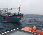 Cứu hộ thành công 13 ngư dân tàu cá Nghệ An bị trôi dạt trên biển nhiều giờ