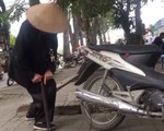 Cụ bà 90 tuổi vá xe nhanh thoăn thoắt trên phố Hà Nội