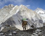 Chi phí leo núi Everest giảm