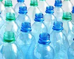 Nguy hại từ việc tái sử dụng chai nước nhựa