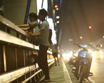 Tái diễn tình trạng dừng đỗ xe, hóng mát trên cầu Nhật Tân