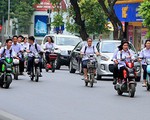 Nhiều học sinh ở Hòa Bình đi xe đạp điện không đội mũ bảo hiểm