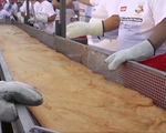 Italy lập kỷ lục bánh pizza Napoli chiên dài nhất thế giới