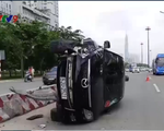 Bị xe bus 'cắt đầu', ô tô 7 chỗ lật nhào trên xa lộ Hà Nội