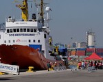 Tàu chở 629 người tị nạn cập cảng Tây Ban Nha