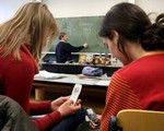 Pháp cấm học sinh dùng điện thoại di động trong trường